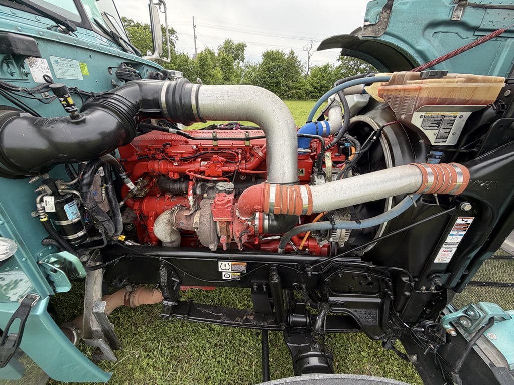 Used 2024 PETERBILT 389 image 28