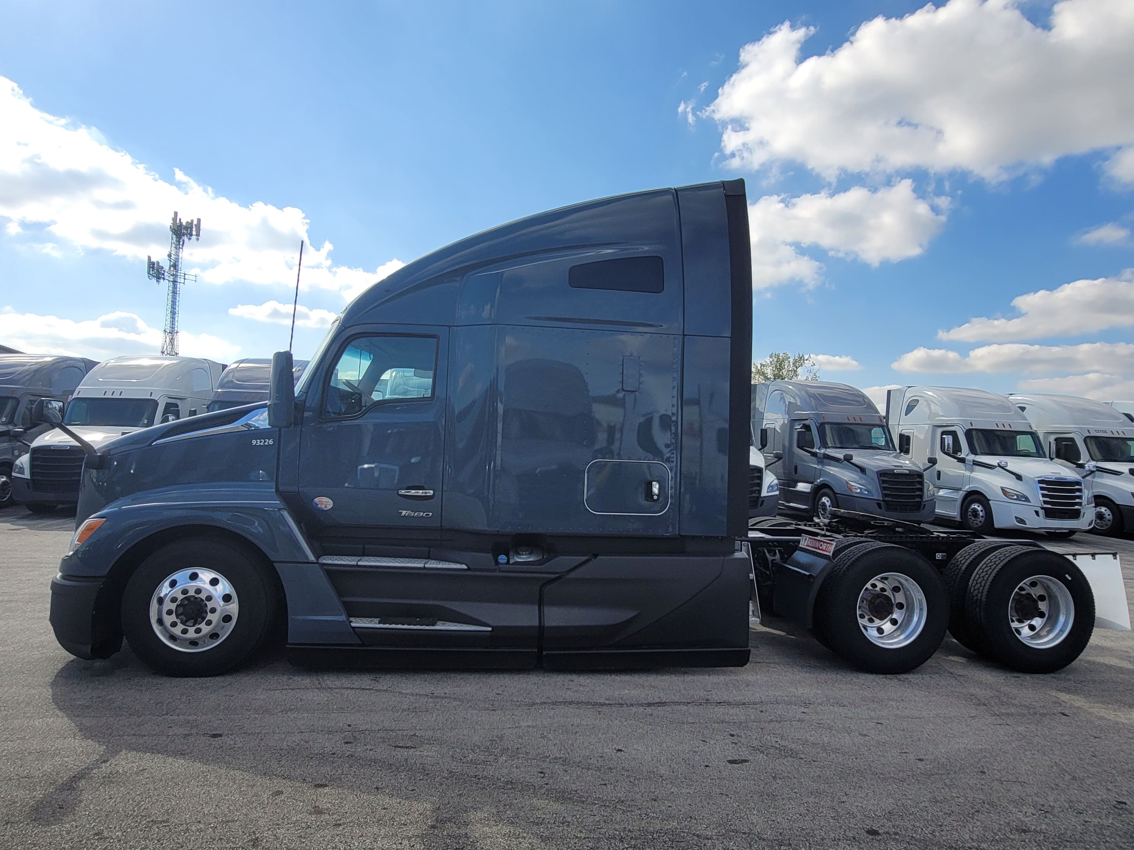 2023 Kenworth T680 image 2