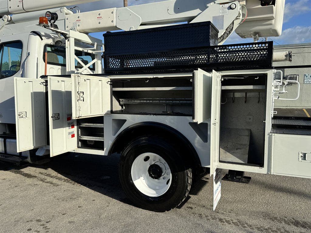 2015 Freightliner M2 106 image 18