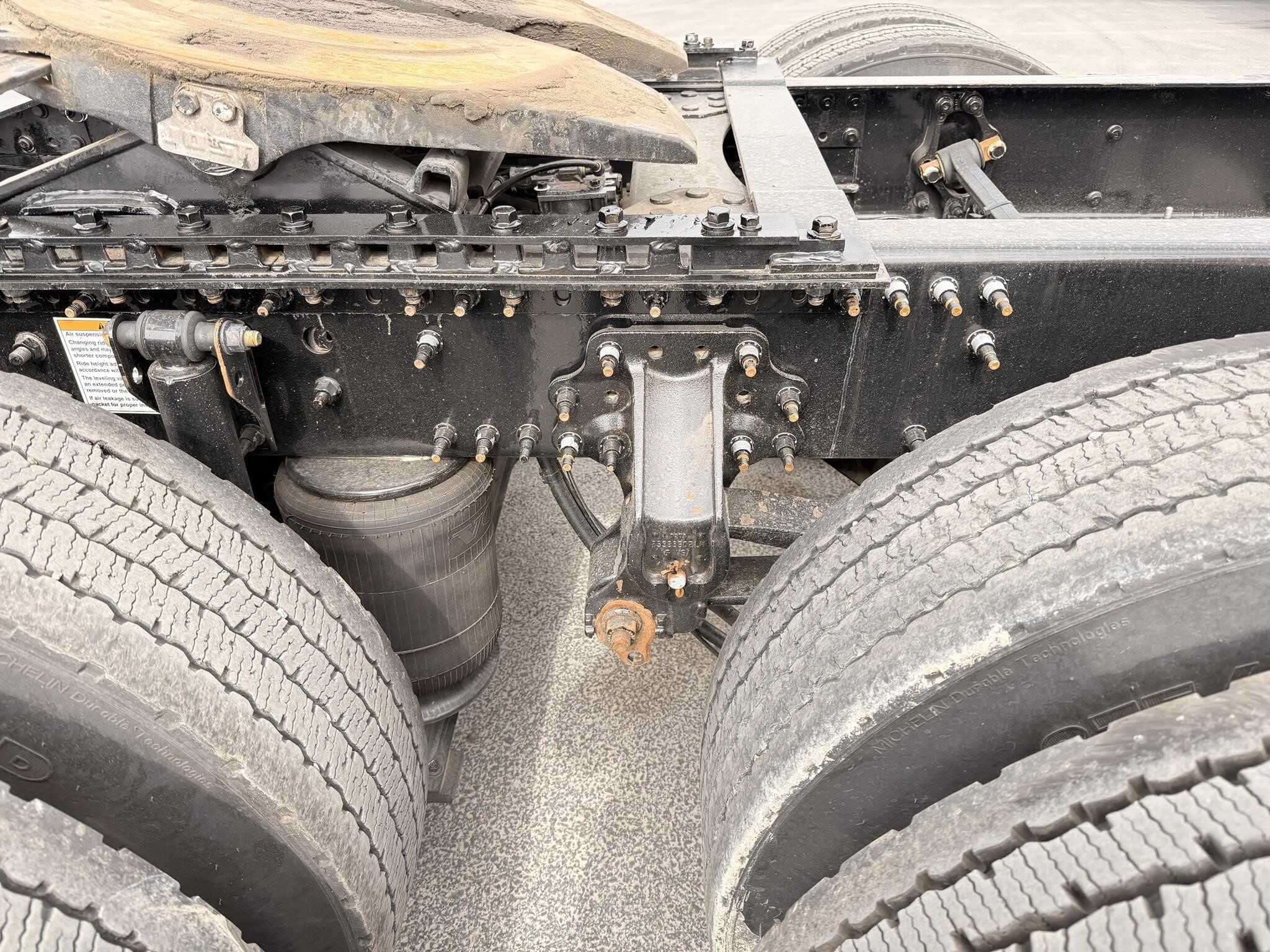 2020 Volvo VNR image 17