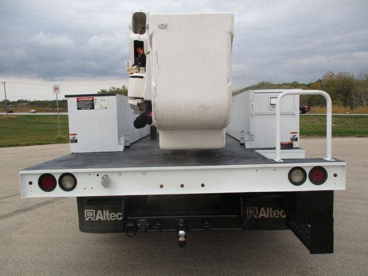 2017 Ford F-550 BUCKET TRUCK 92K MILES image 9