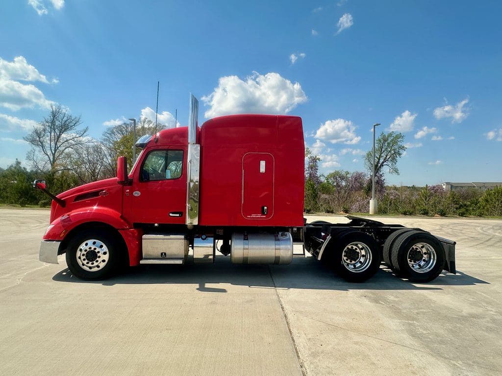 Used 2023 PETERBILT 579 image 7