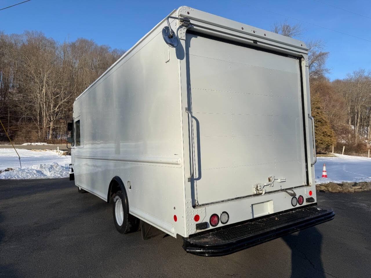 2018 Ford E-Series image 8