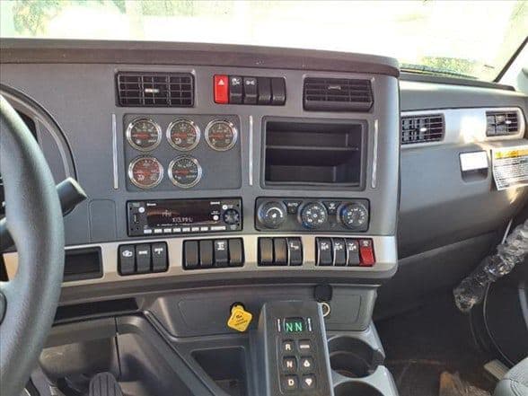 2025 Kenworth T880 image 16