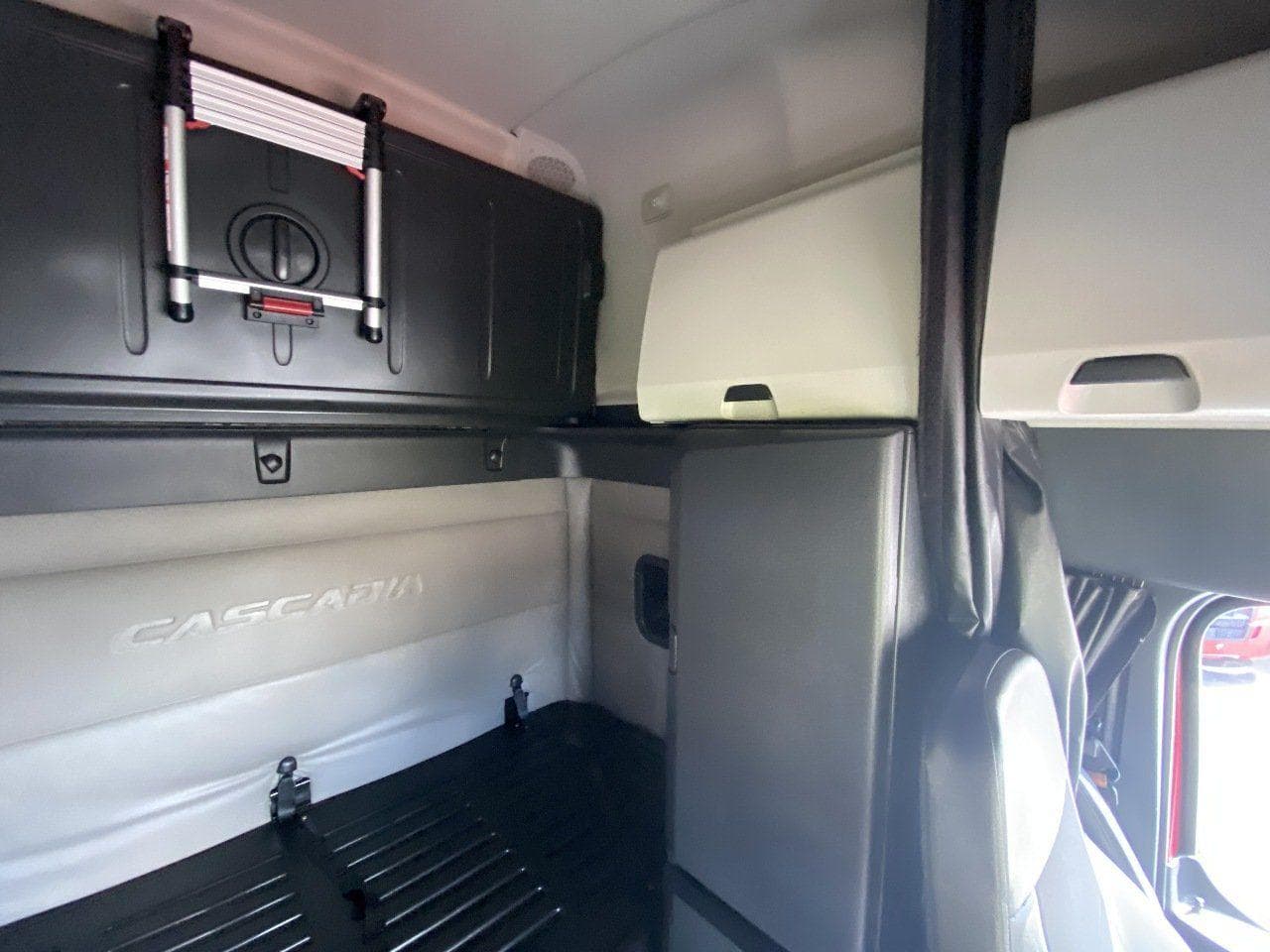 2020 FREIGHTLINER Cascadia CA126 Tandem Axle Sleeper image 19