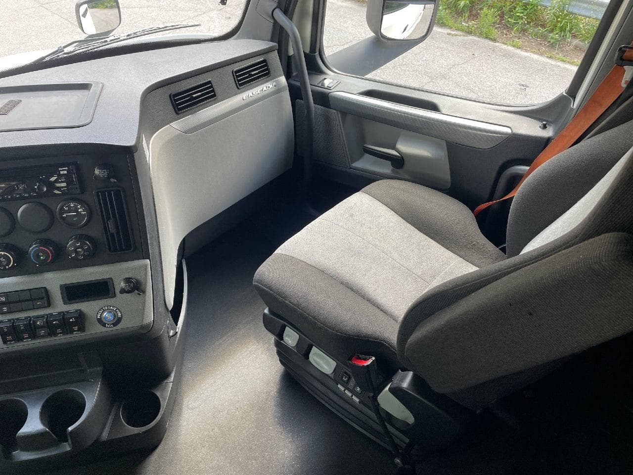 2020 Freightliner Cascadia 126 image 23