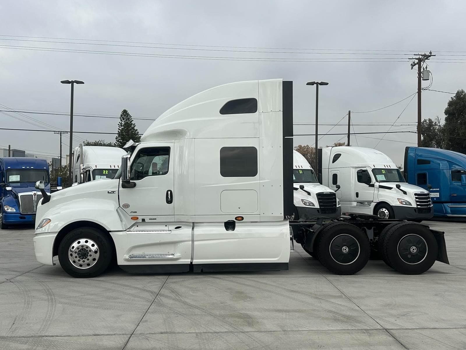 2022 International LT Sleeper Semi Truck - Raised Roof Sleeper, A26 450HP, 12 Speed Automatic image 5