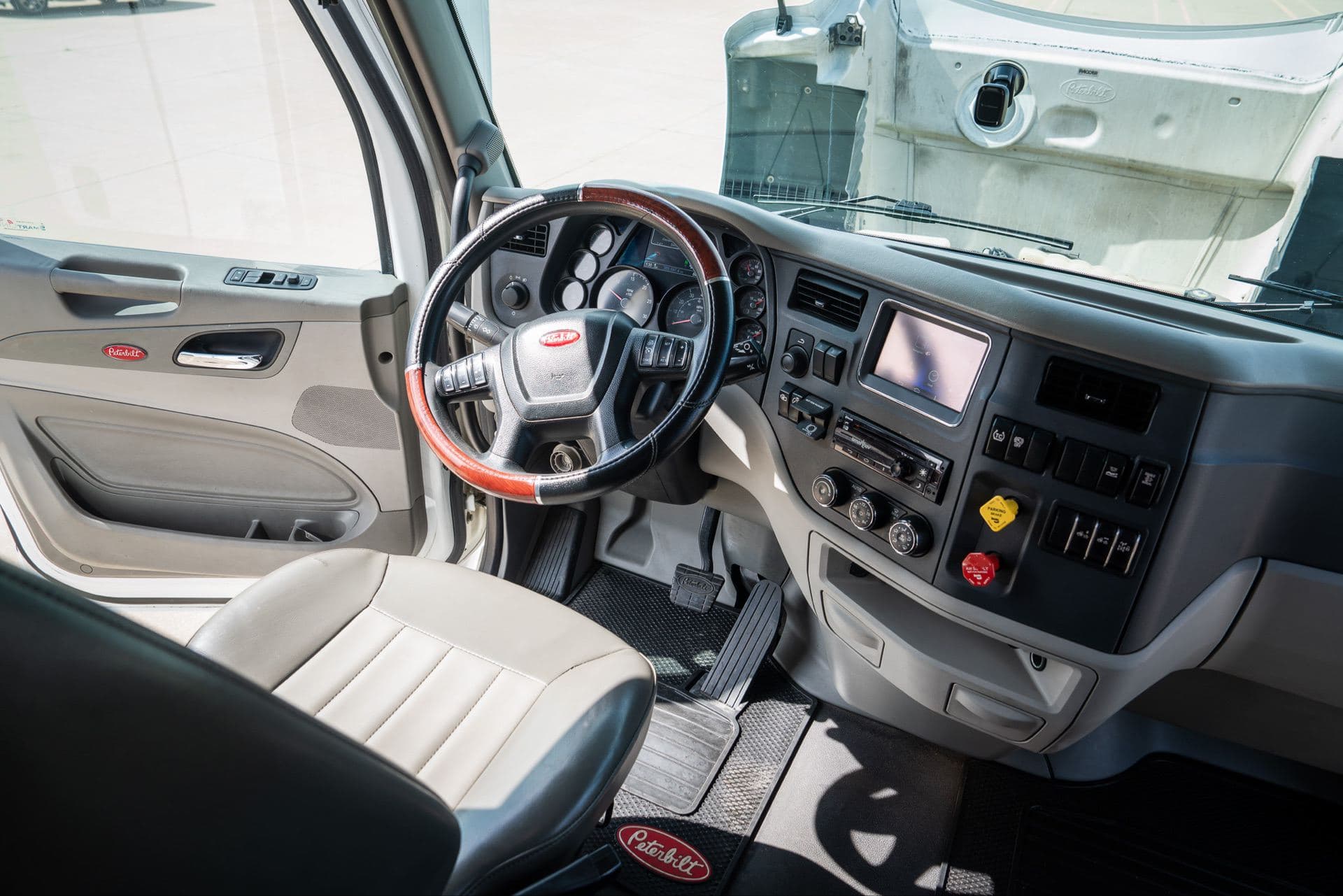 2020 Peterbilt 579 image 10