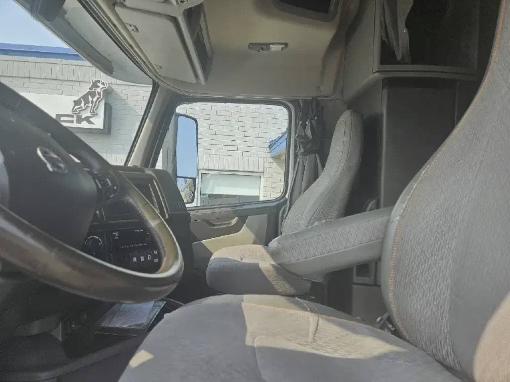 2022 Volvo VNR image 3