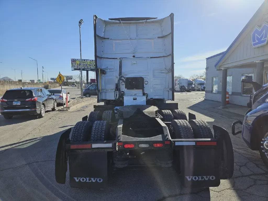 2022 Volvo VNL image 3
