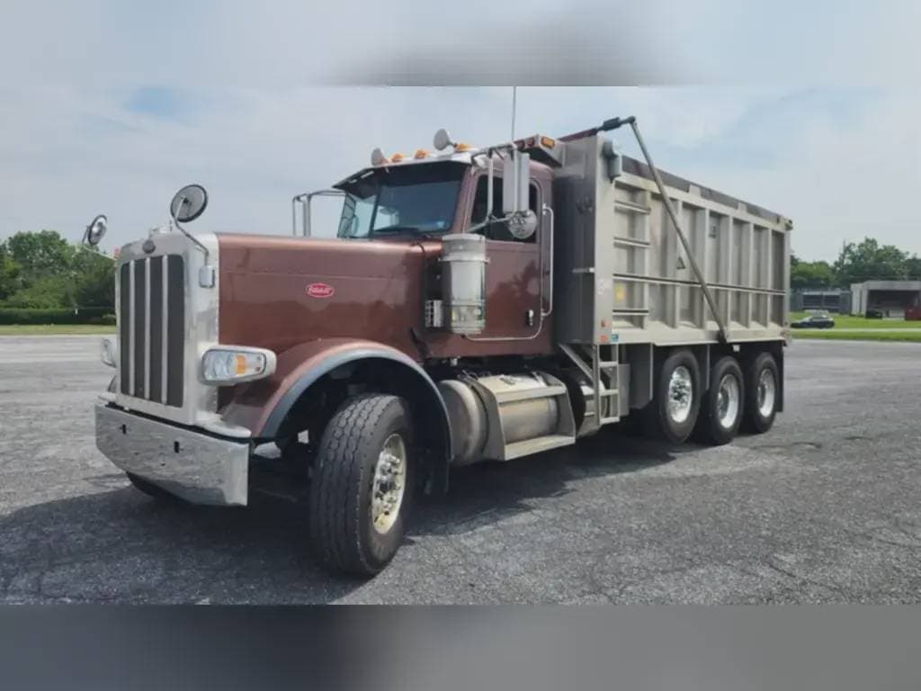 2023 Peterbilt 389 image 1