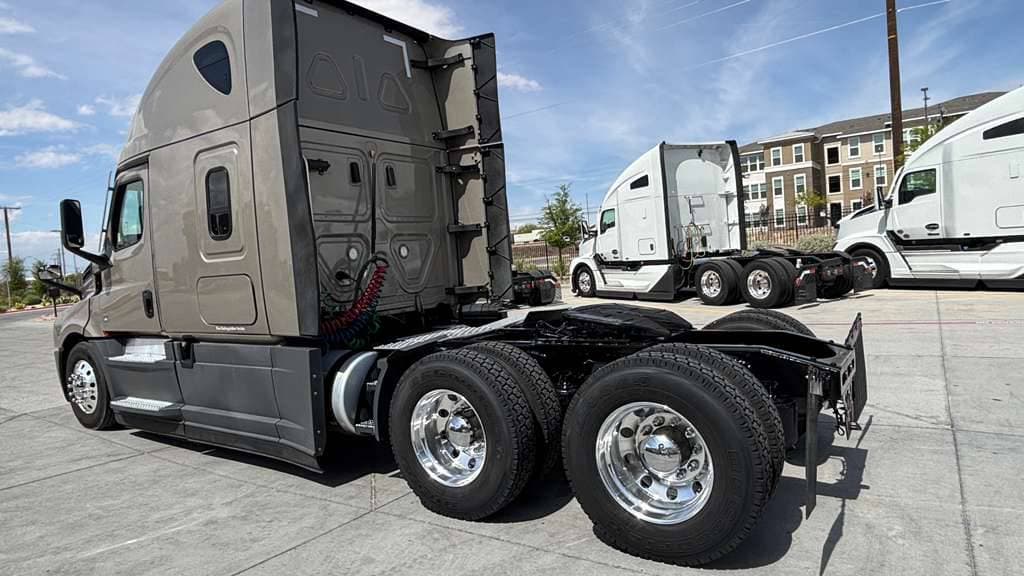 Used 2024 FREIGHTLINER PT126064ST image 13