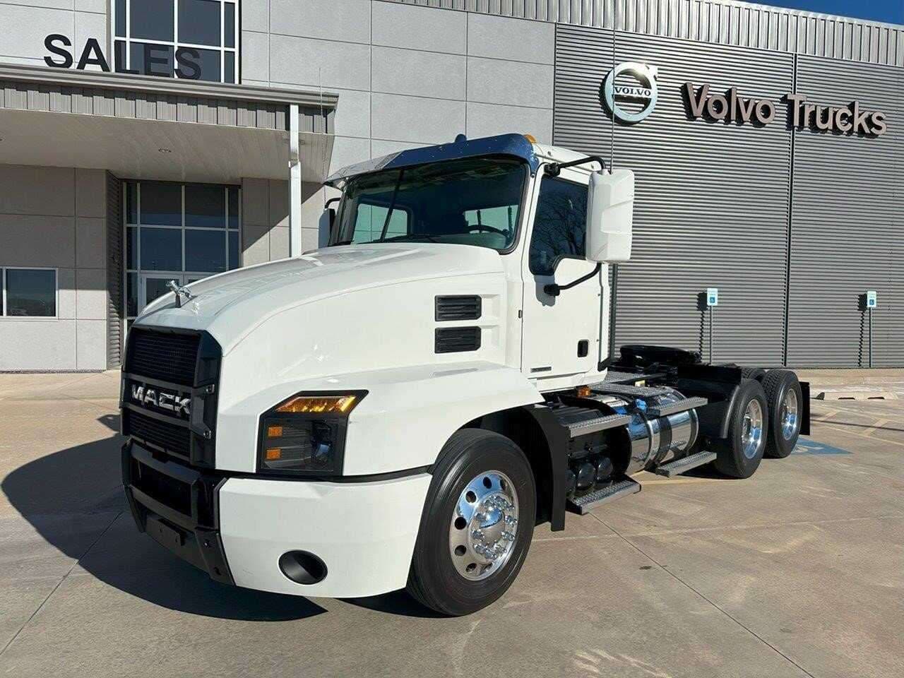 Used 2022 MACK ANTHEM Conventional - Day Cab  image 1