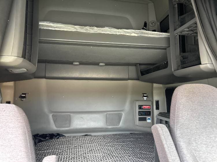 2023 International LT62F image 5
