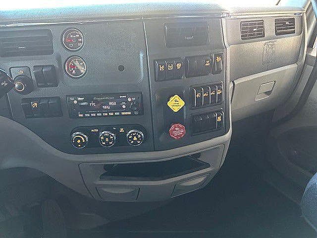 2021 Peterbilt 579 image 10