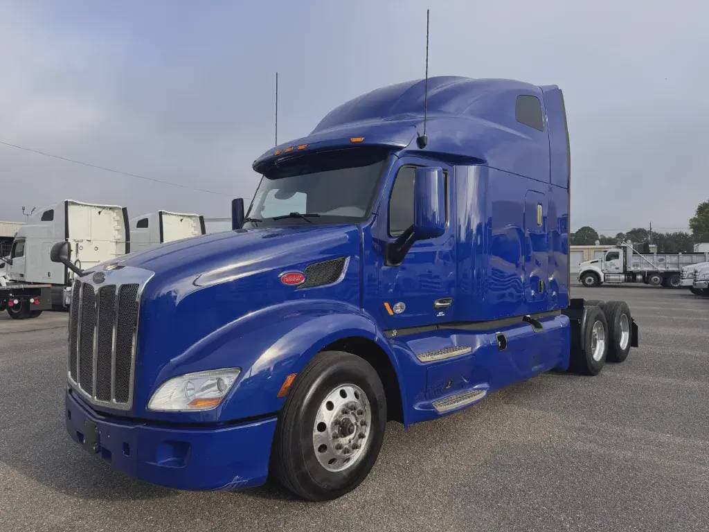 2022 Peterbilt 579 image 1