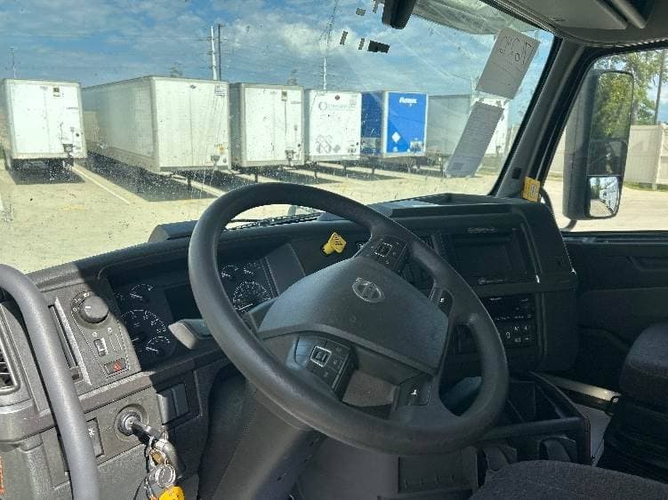 2023 Volvo VNL image 11