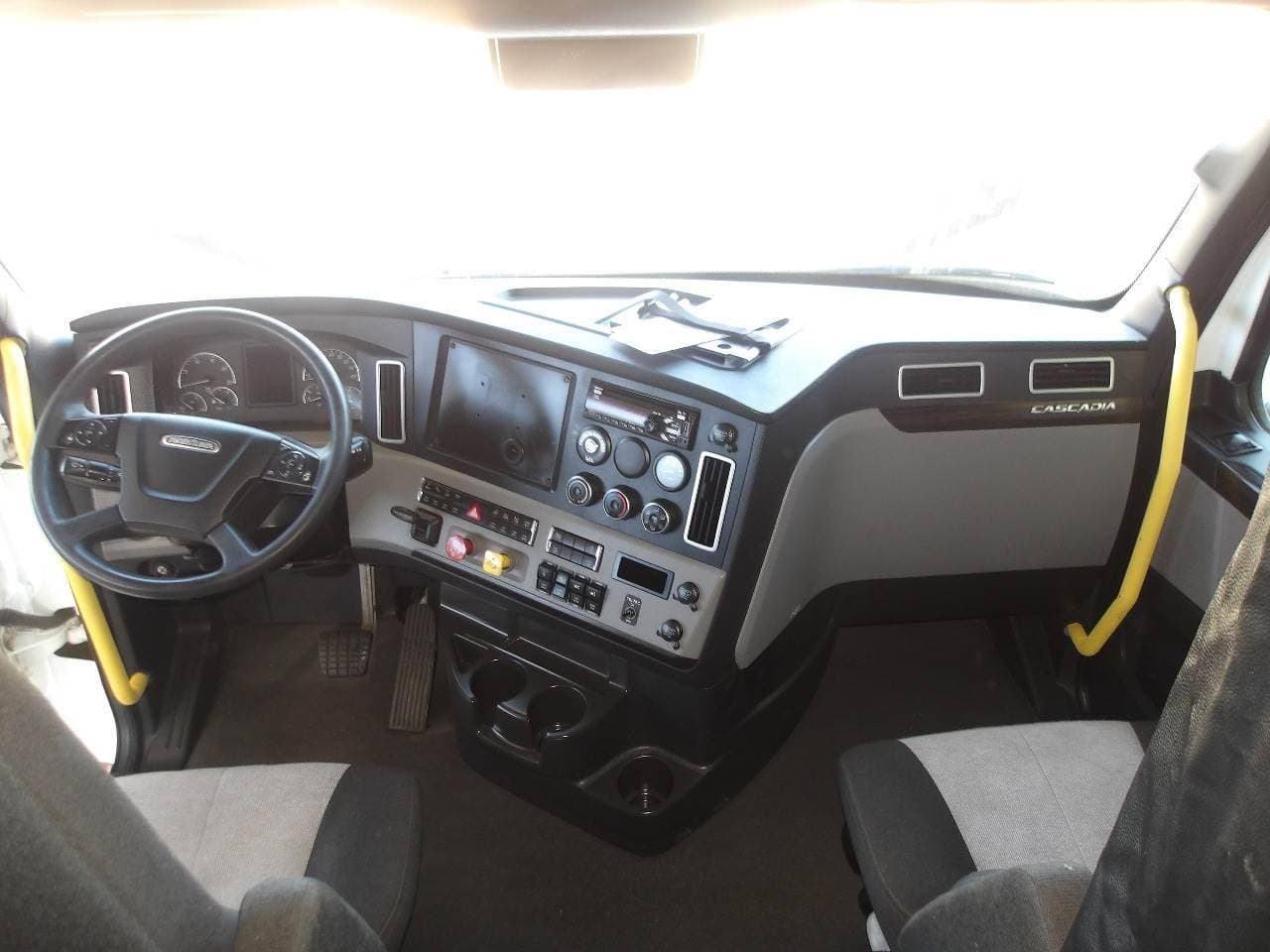 2022 Freightliner Cascadia 126 Sleeper Semi Truck - 72" Double Bunk, Detroit 400HP, Automatic image 8