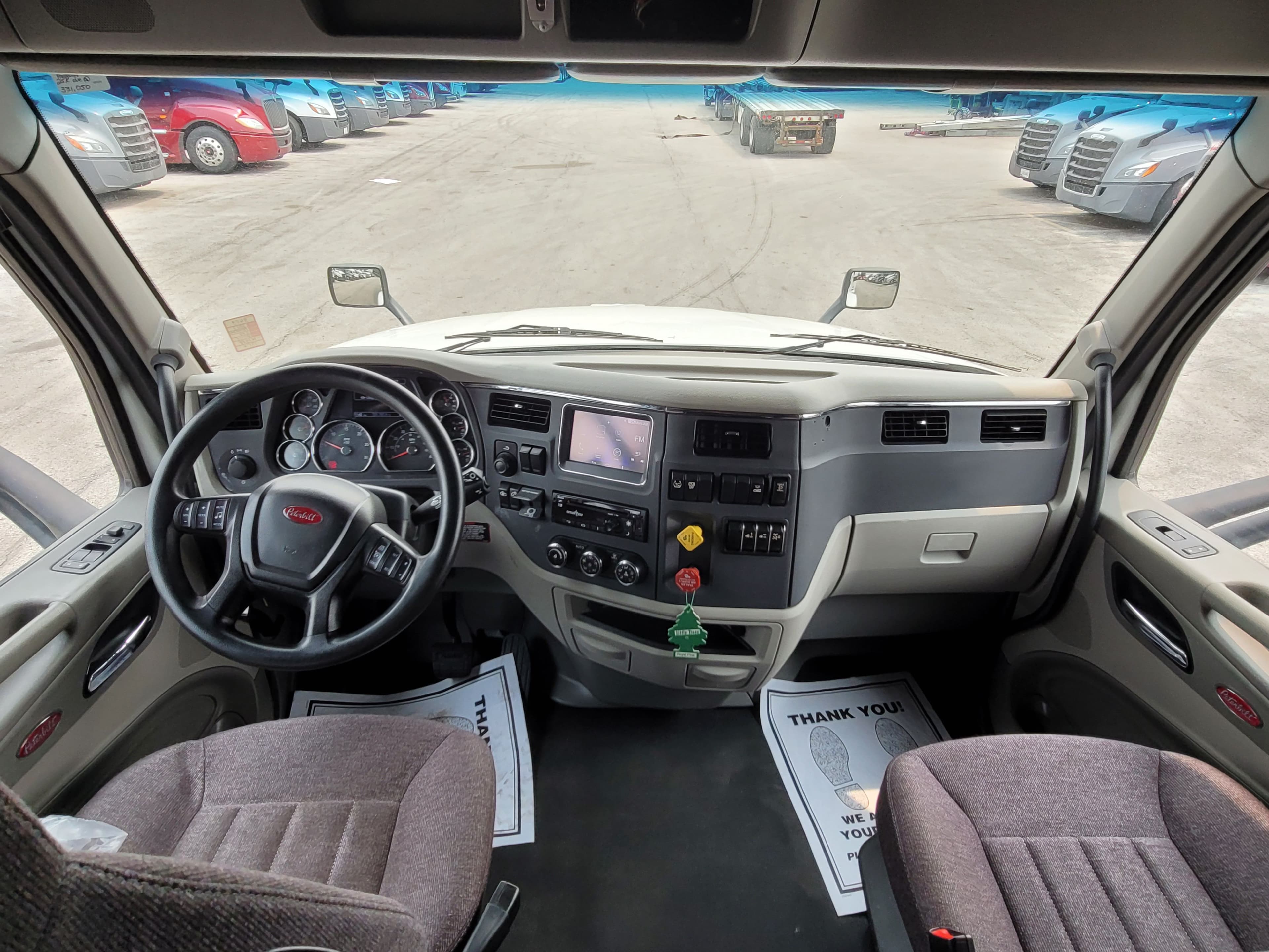 2022 Peterbilt 579 image 10