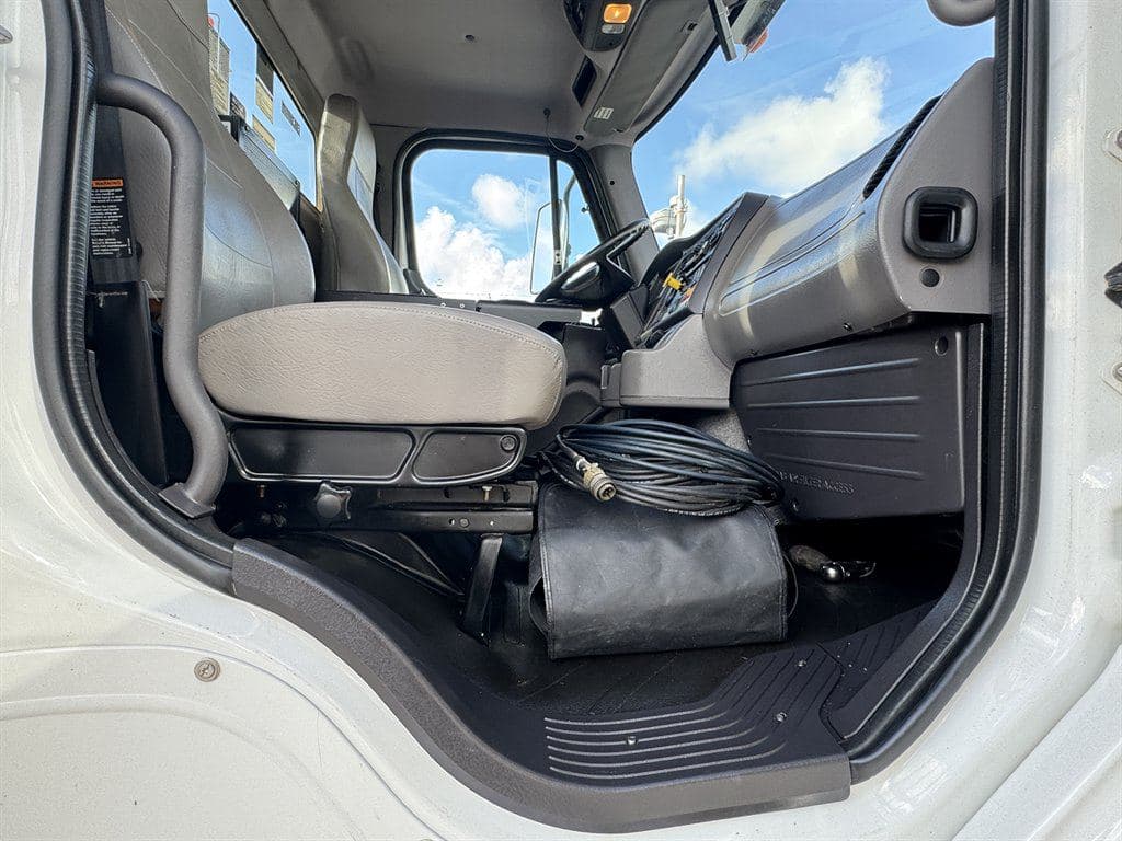 2015 Freightliner M2-112 image 66