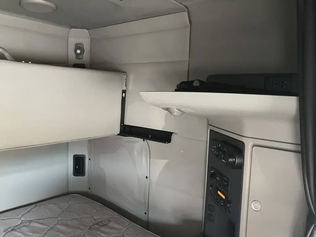 2022 Peterbilt 579 image 6