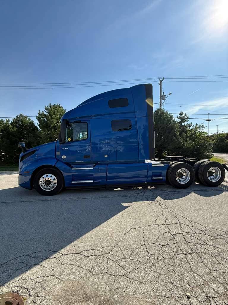 2021 Volvo VNL image 5