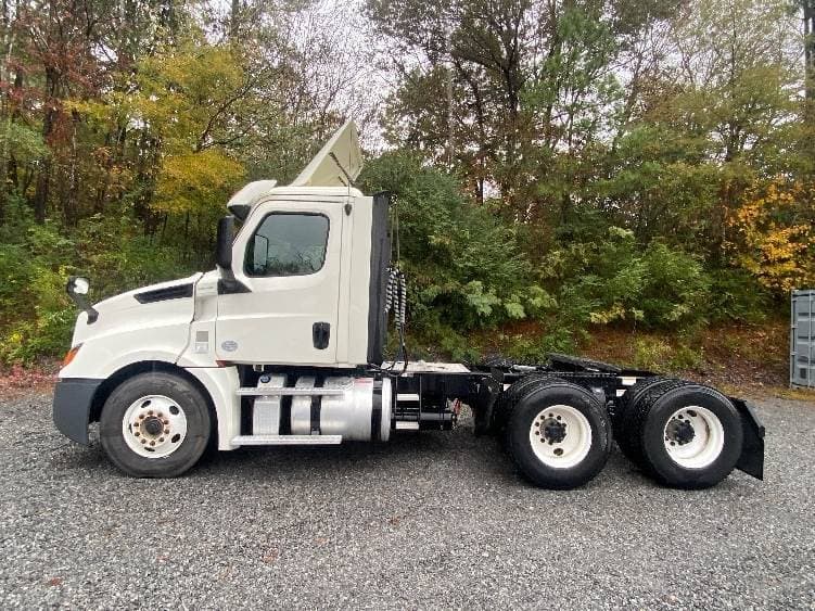 2019 Freightliner Cascadia 126 Day Cab Truck - 435HP, 12 Speed Automatic image 4