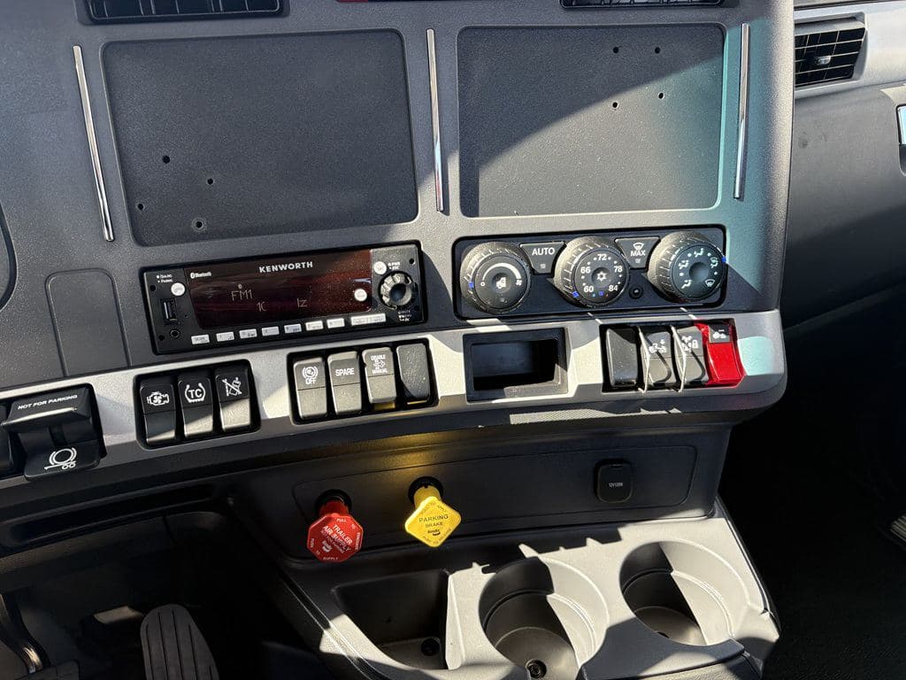 Used 2024 KENWORTH T680 image 12