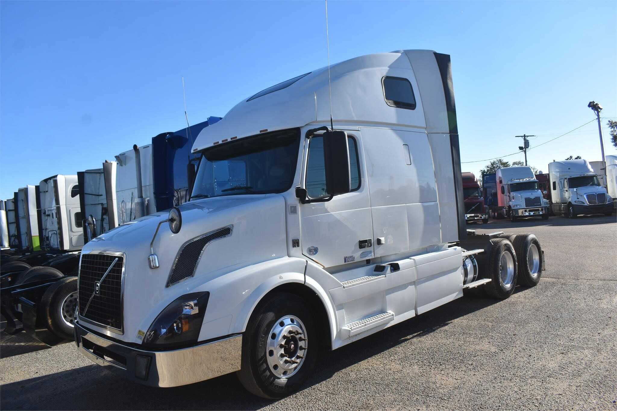 2012 Volvo VNL670 image 3