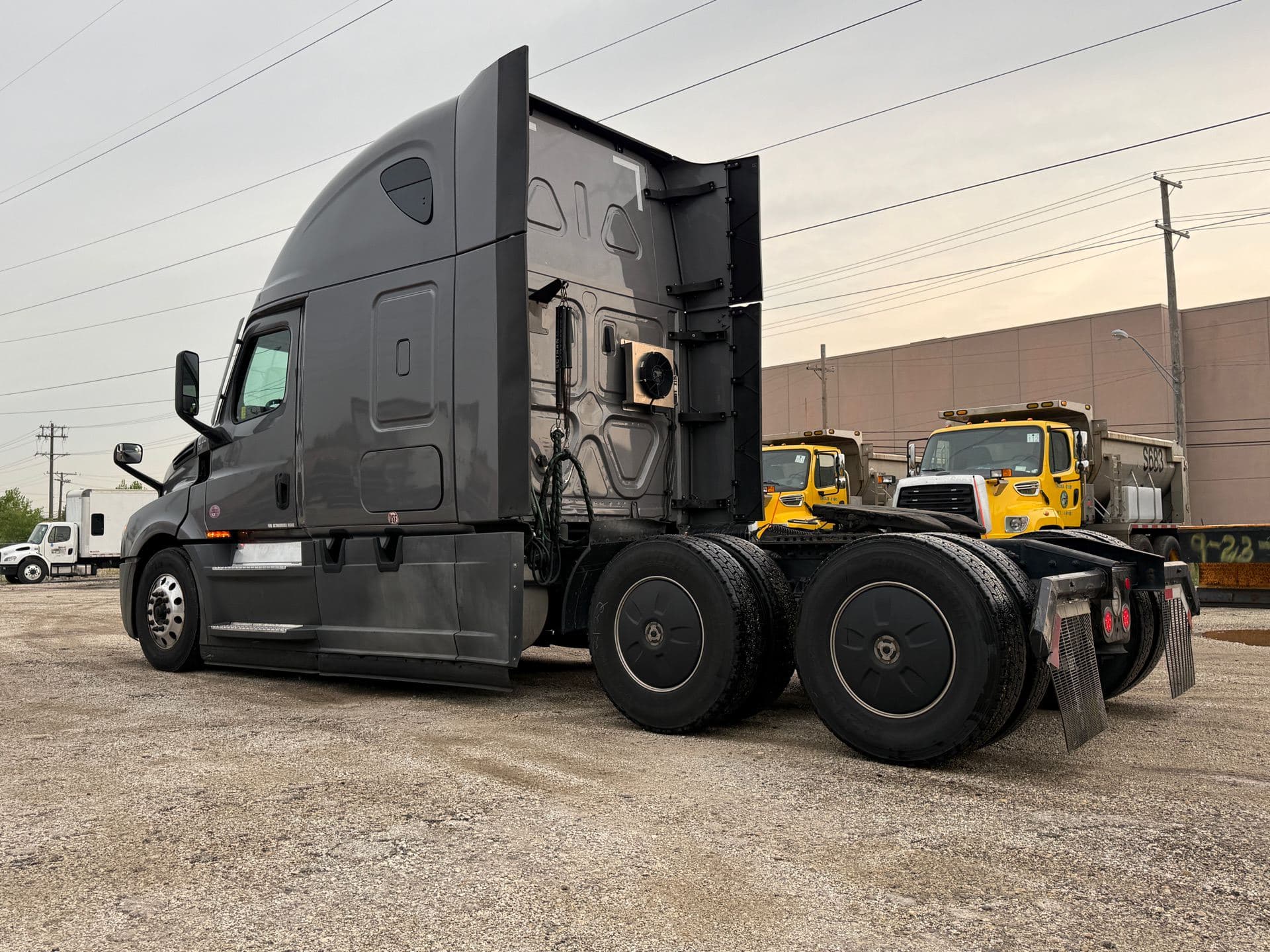 2022 Freightliner - 432k - 12k Hours - 455 HP image 5