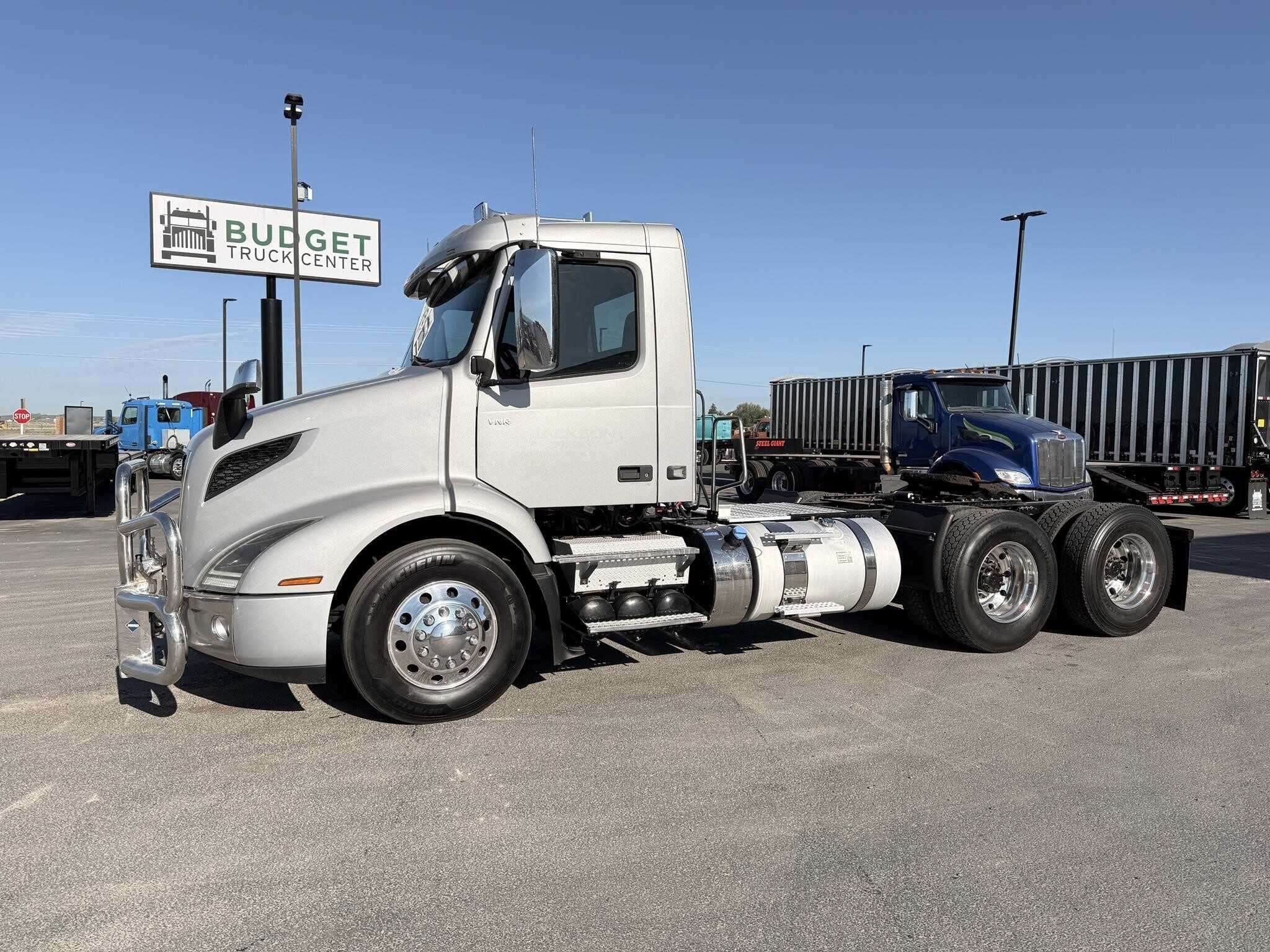 2020 Volvo VNR image 2