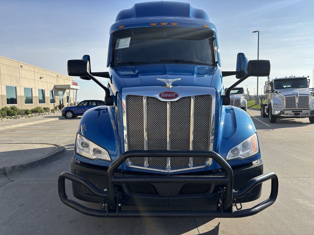 Used 2022 PETERBILT 579 image 7