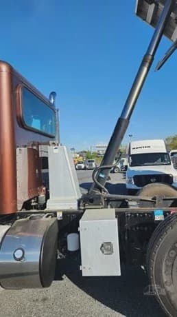 2021 Peterbilt 389 image 2