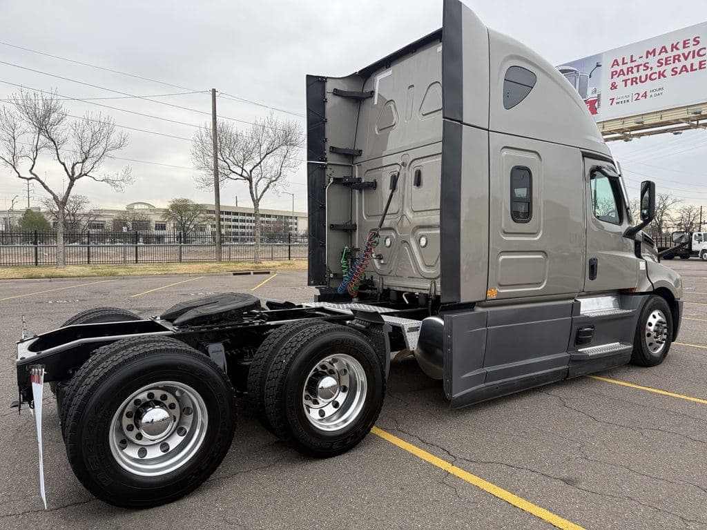 Used 2024 FREIGHTLINER PT126064ST image 5
