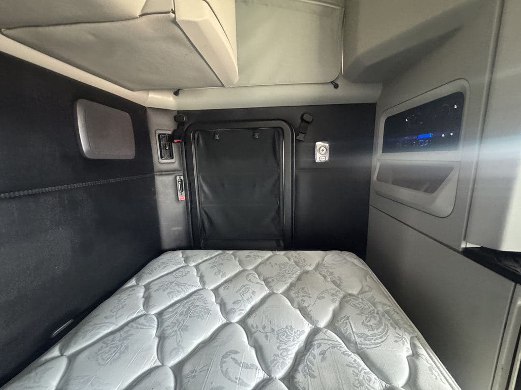 Used 2024 KENWORTH T880 image 14