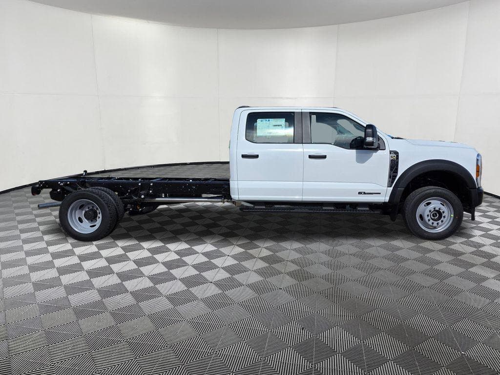 2026 Ford F-450SD XL DRW CAB CHASSIS image 9
