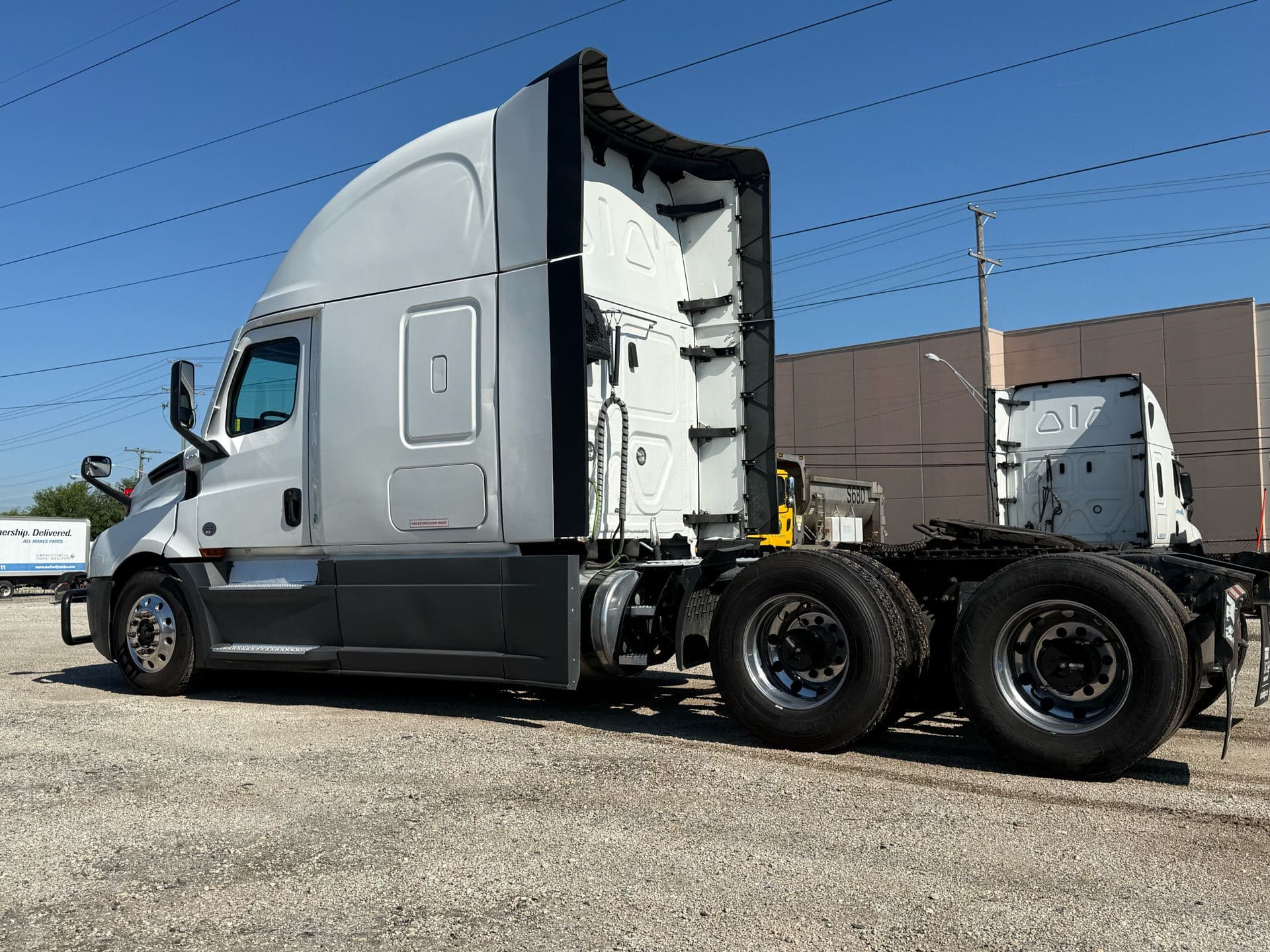 2023 Freightliner - 627k - 13,500 Hours! image 9