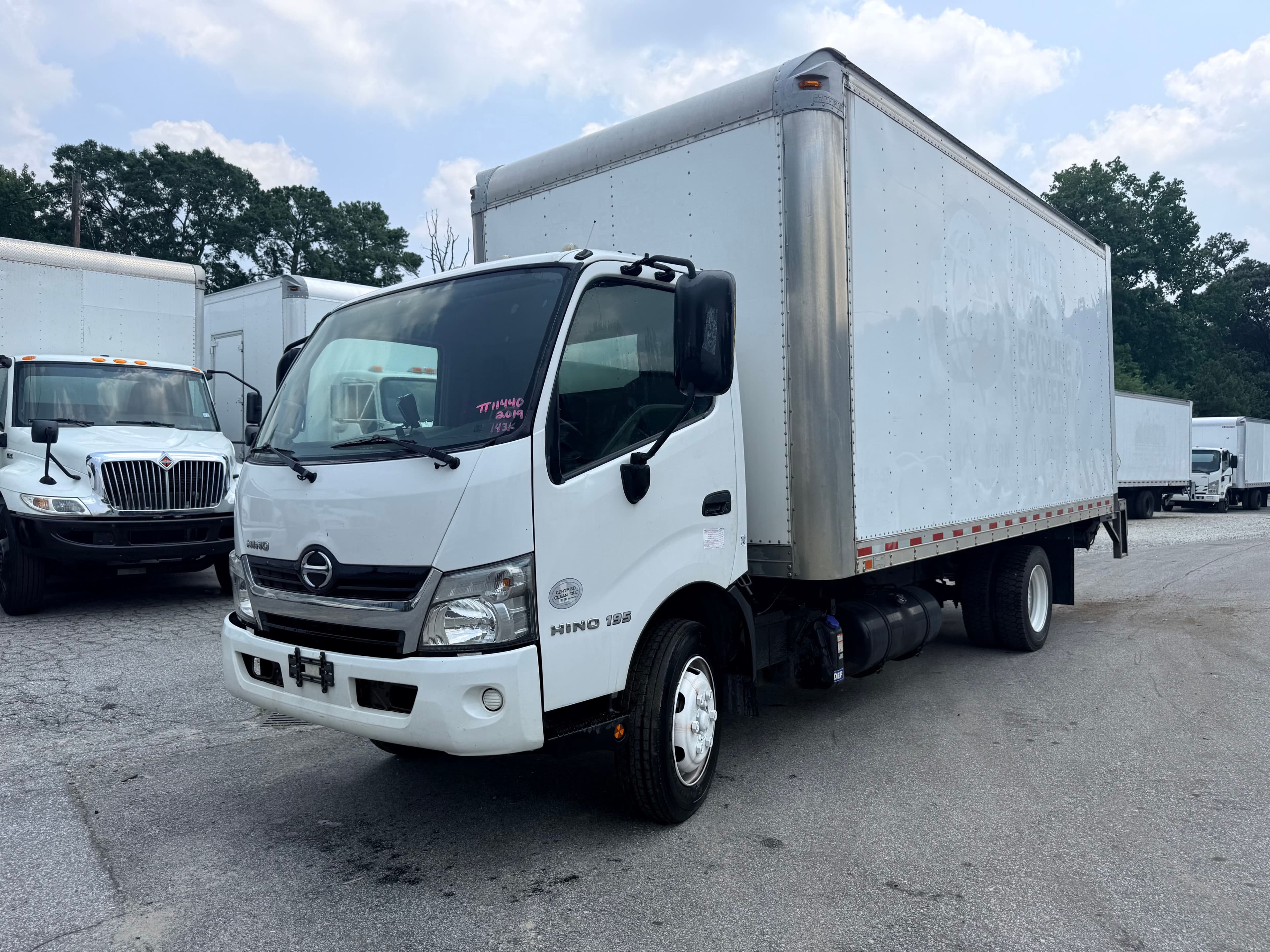 2019 Hino 195 18' BOX TRUCK image 2