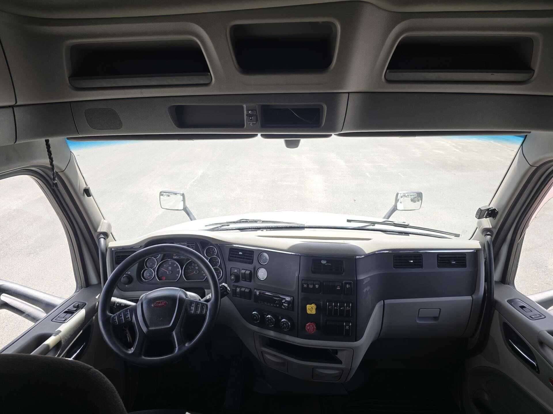2021 Peterbilt 579 image 7