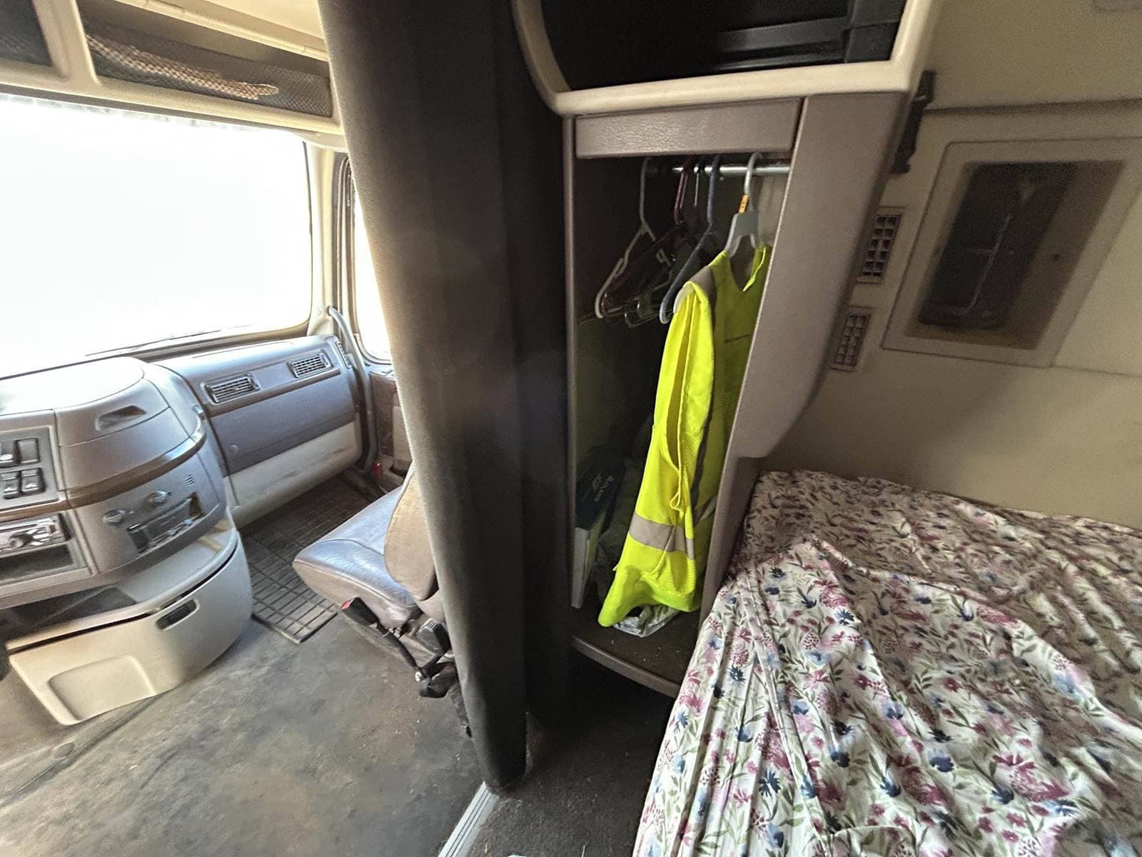 2016 Volvo VNL64T670 image 14