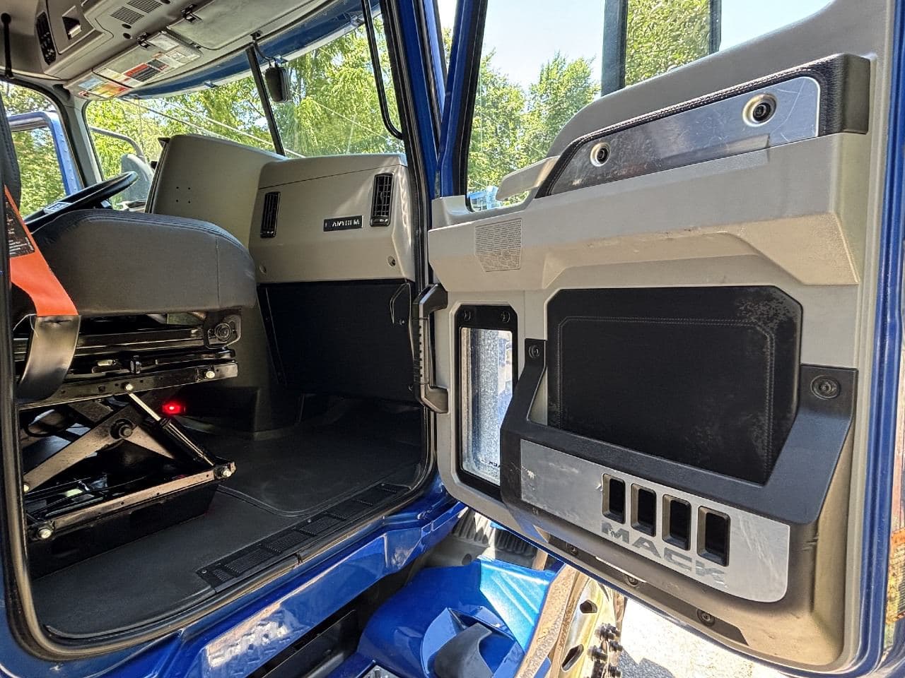 2019 Mack Anthem image 21
