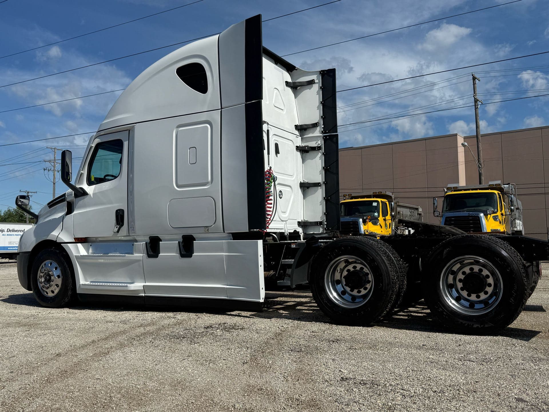 2023 Freightliner - 444k - Just 10,750 Hours! image 7