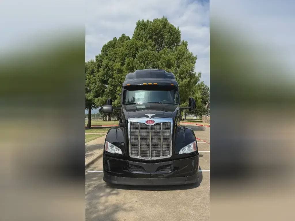2022 Peterbilt 579 image 3