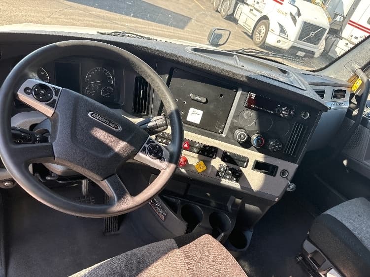Used 2021 FREIGHTLINER Conventional - Sleeper Truck - CASCADIA 126 For Sale image 13