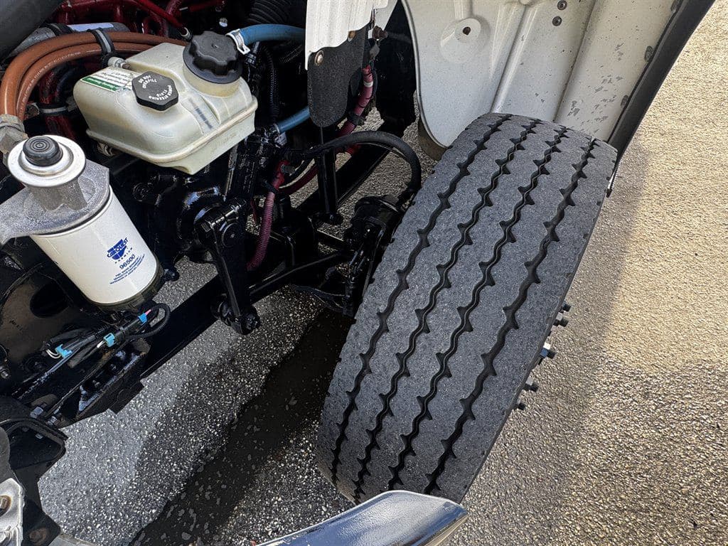 2017 Freightliner M2-106 image 41