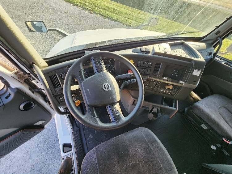 2022 Volvo VNL image 8