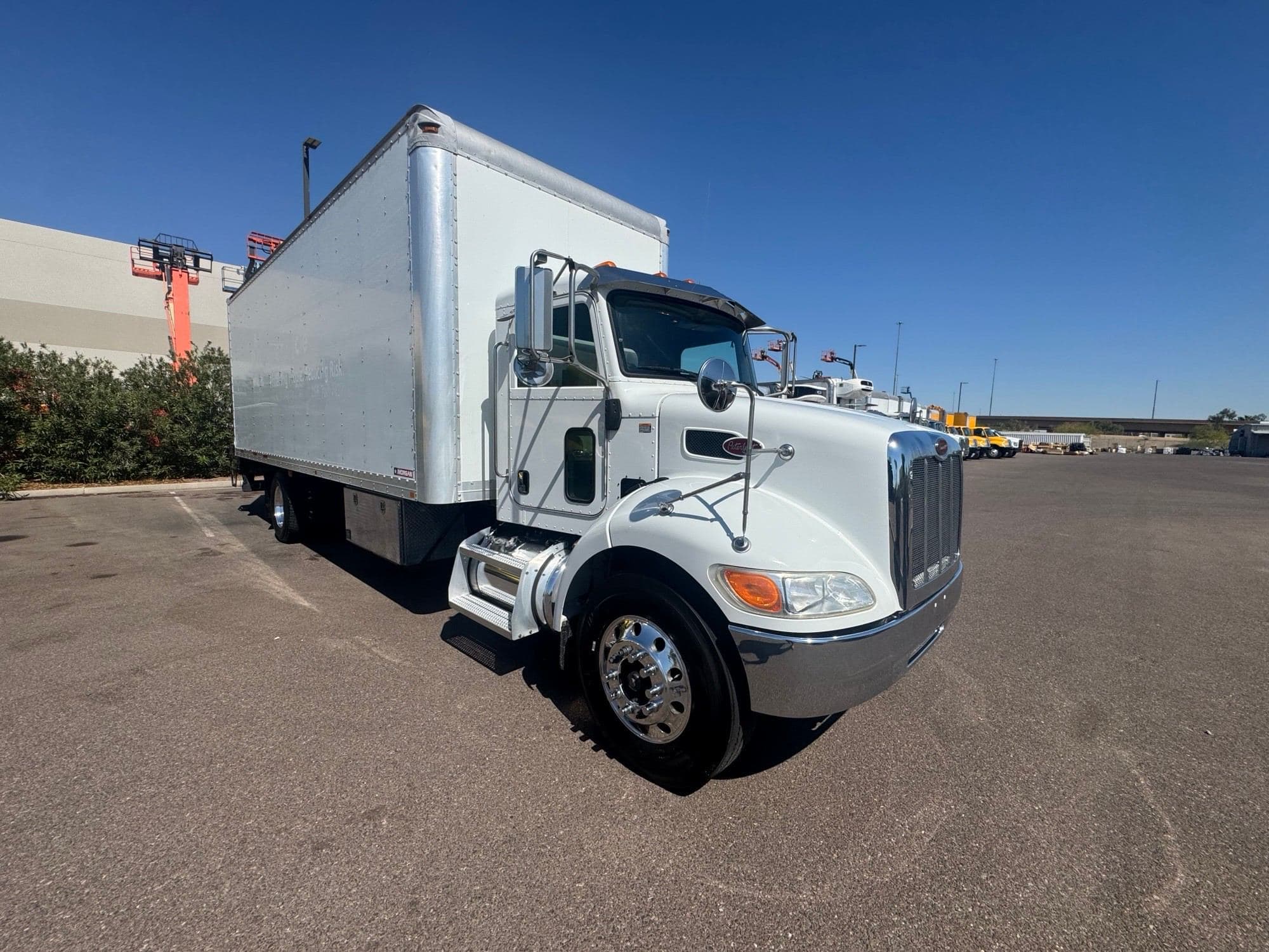 2019 Peterbilt 330 image 2