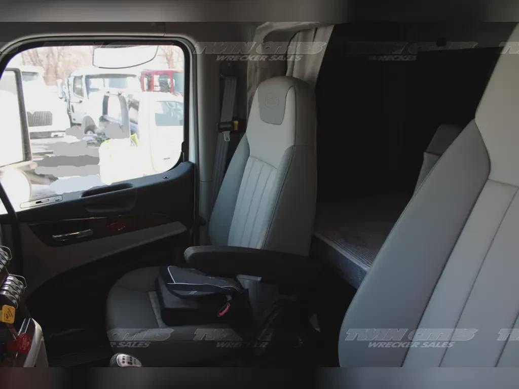 2025 Peterbilt 589 image 4