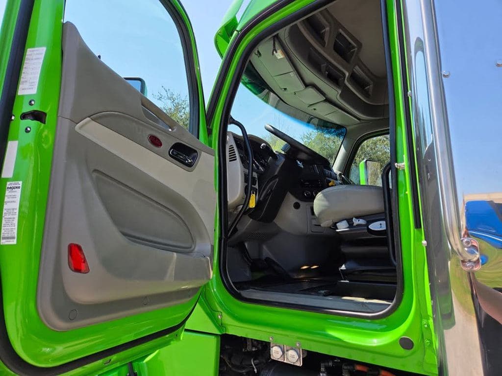 Used 2021 PETERBILT 567 image 22