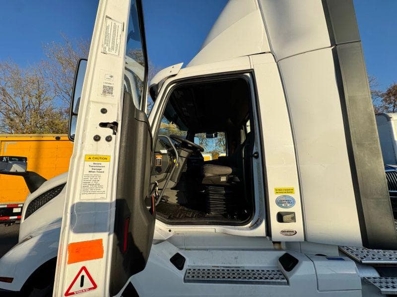 2020 Volvo VNL image 12